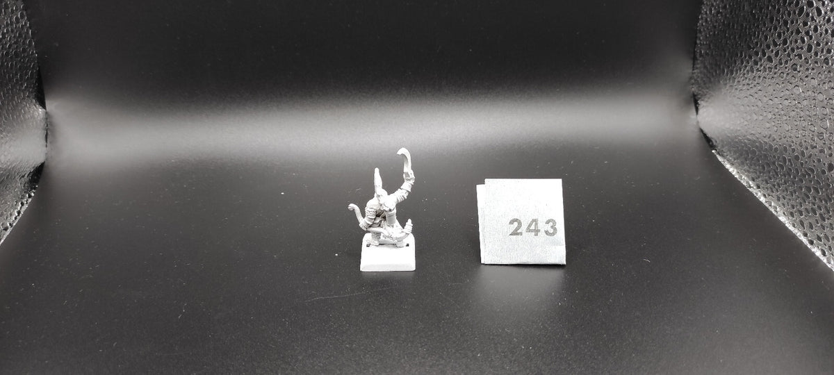(1) Skink Chief Hero METAL Lizardmen Warhammer Fantasy Miniatures -1025-