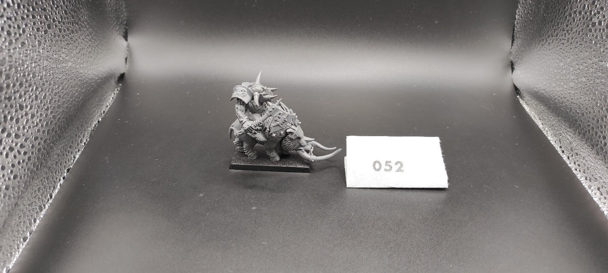 (1) Orc Boss on Board Orcs & Goblins Warhammer Fantasy Miniatures -1635-