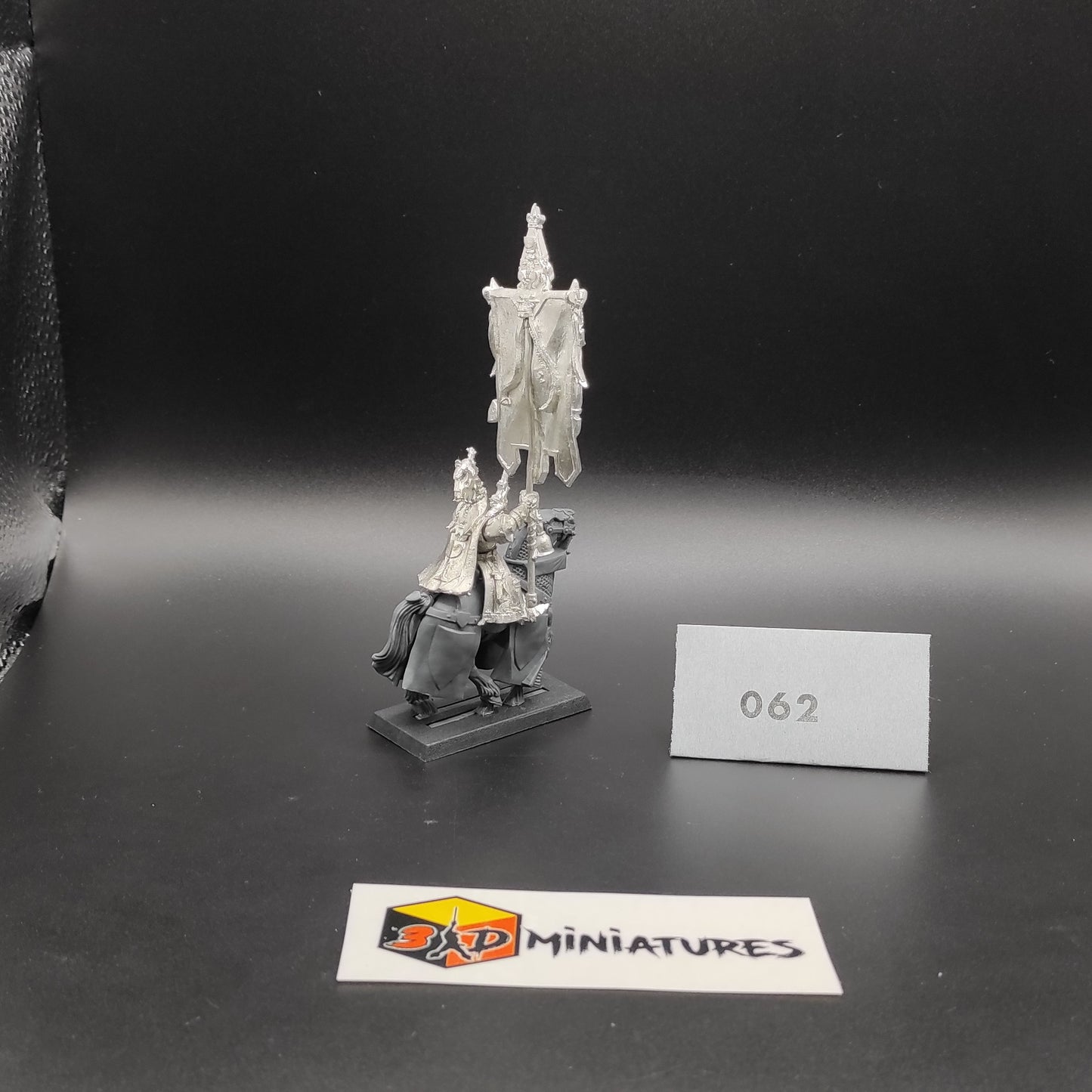 (1) Bretonnian Battle Standard Bearer on Warhorse Metal Warhammer Fantasy Miniatures -062-