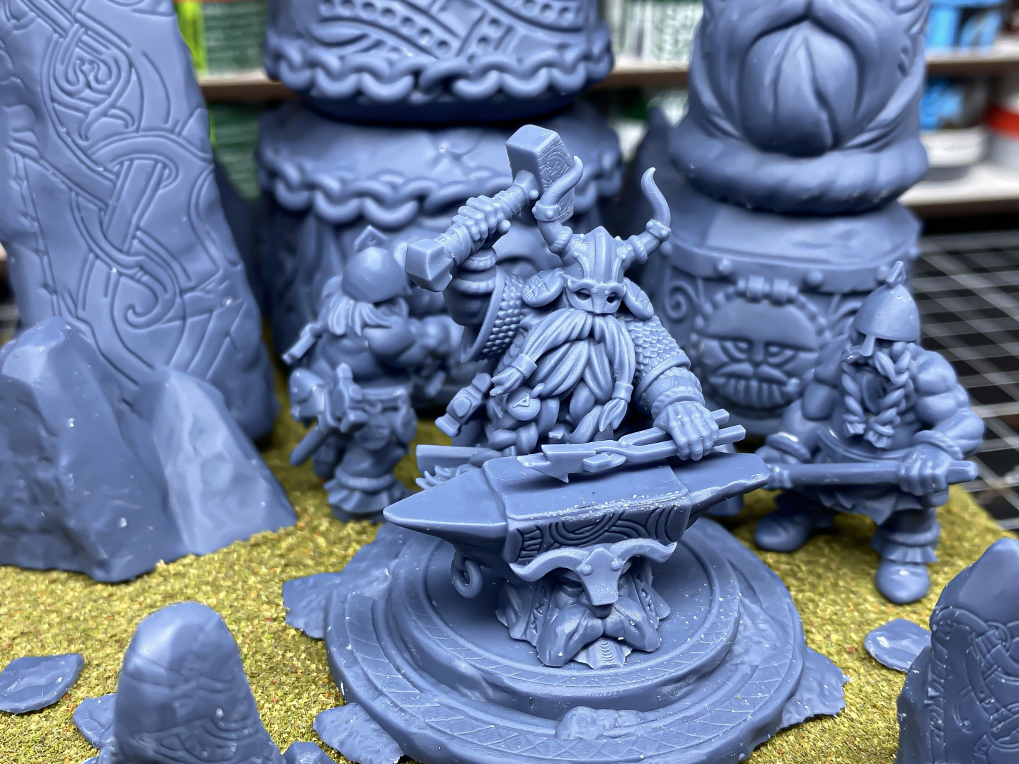 Ancient Dwarf Forge and Great Dwarf Runemaster - Highlands Miniatures (1)