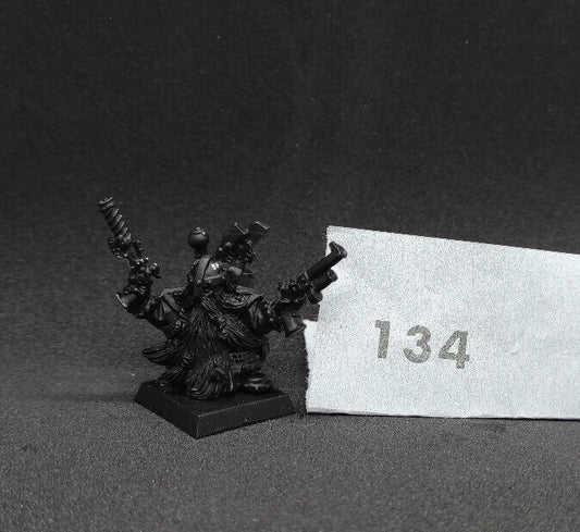 (1) Dwarf Master Engineer with Double Pistols Metal Warhammer Fantasy Miniatures -1823-
