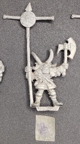 (1) Chaos Command Standard Warriors of Chaos Warhammer Fantasy Miniatures -2070-