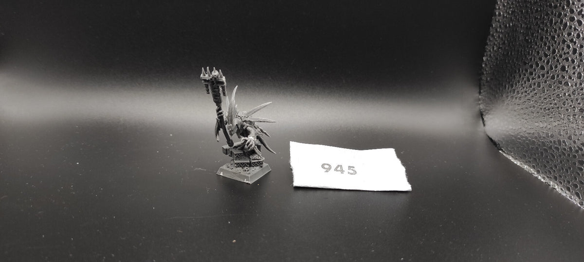 (1) Skink Priest Hero PLASTIC Lizardmen Warhammer Fantasy Miniatures -1032-