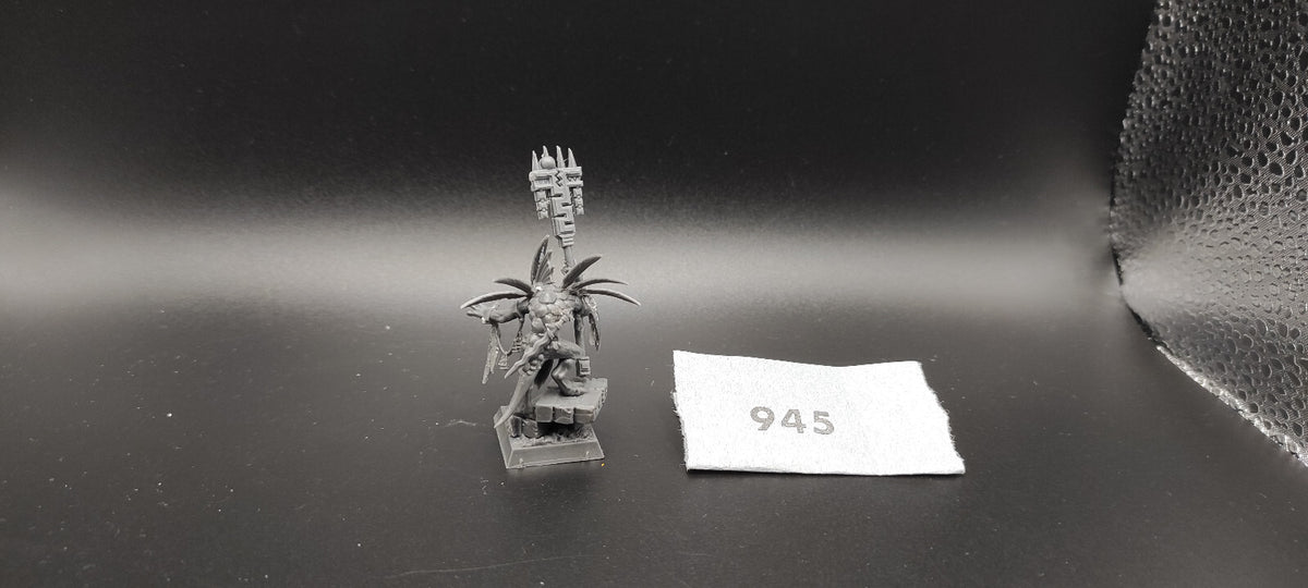 (1) Skink Priest Hero PLASTIC Lizardmen Warhammer Fantasy Miniatures -1032-