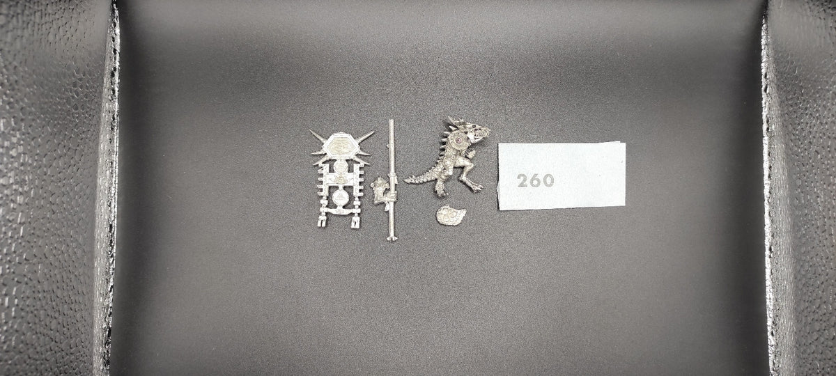 (1) Saurus Battle Standard Bearer Hero METAL Lizardmen Warhammer Fantasy Miniatures -1051-