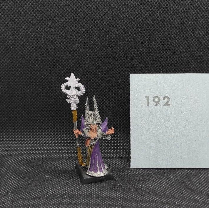 (1) Sorceress Metal Dark Elves Warhammer Fantasy Miniatures -1681-