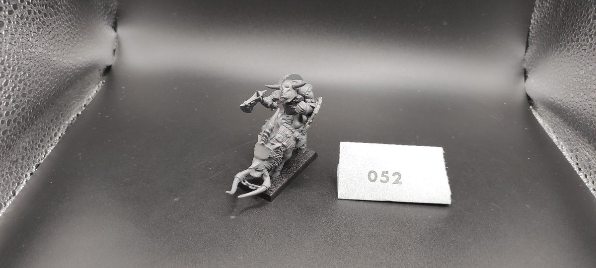 (1) Orc Boss on Board Orcs & Goblins Warhammer Fantasy Miniatures -1635-