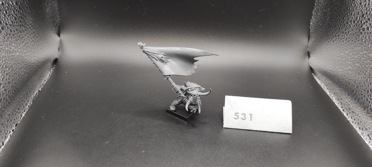 (1) Orc Boss Battle Standard Bearer Orcs & Goblins Warhammer Fantasy Miniatures -1637-